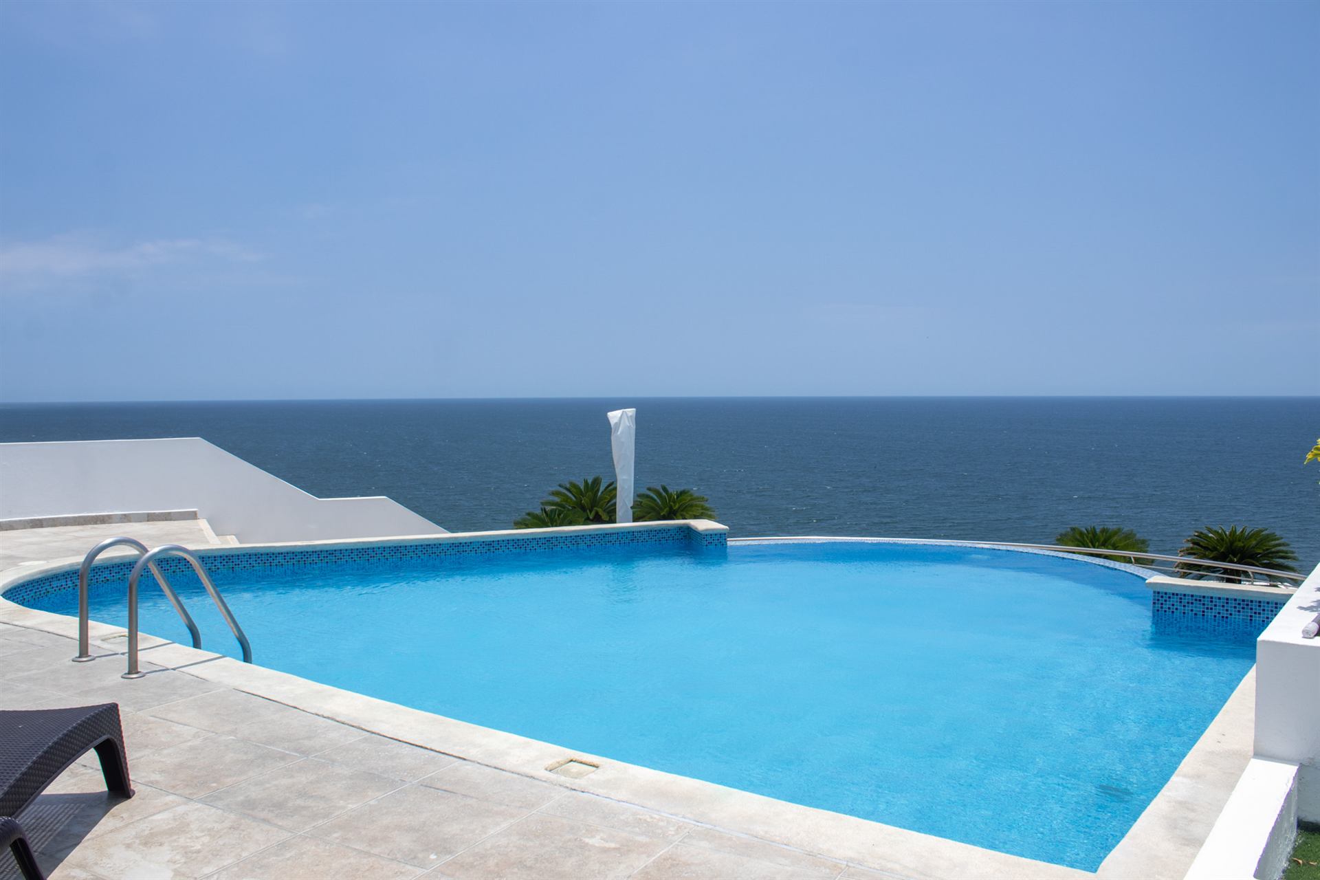 Piscina infinita con vista al mar