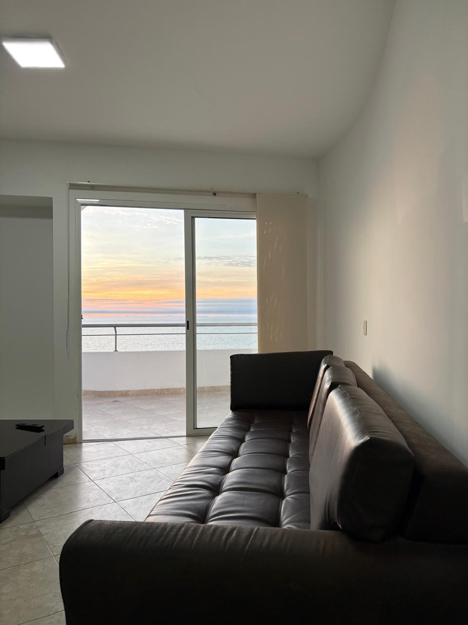 Sala con vista al mar