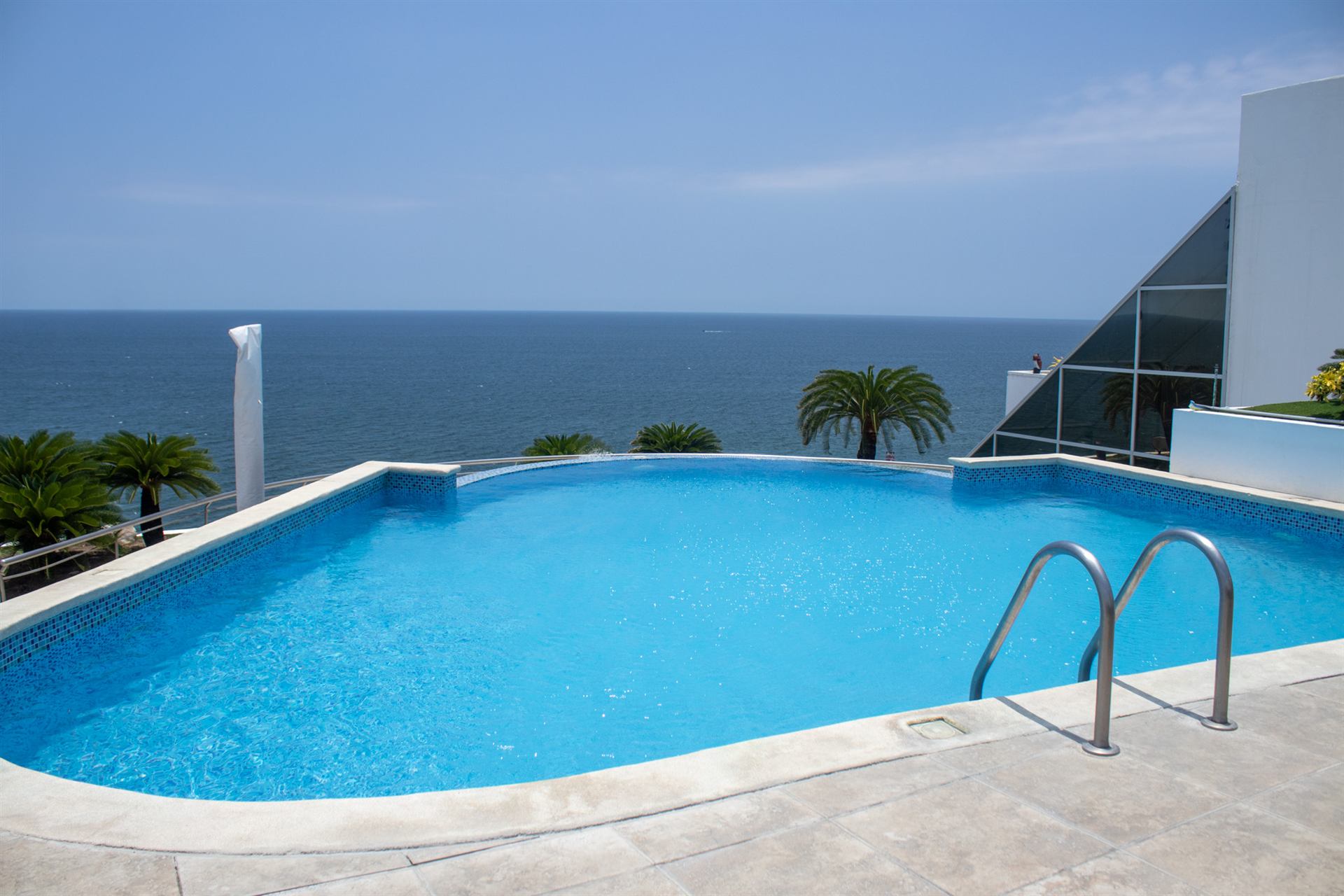 Piscina infinita frente al mar en Blue Lucas